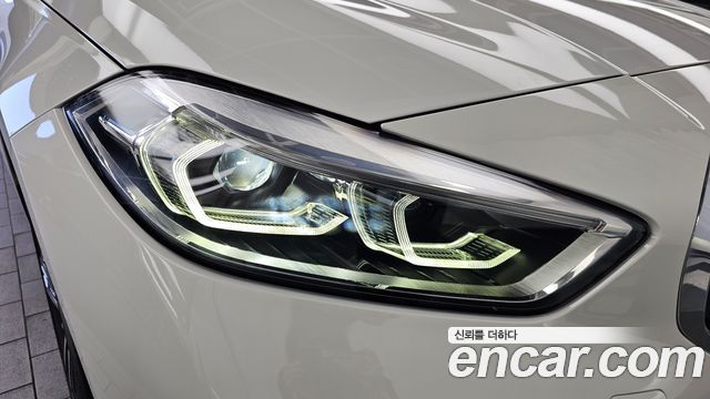 BMW 1-Series 2022 — photo 8