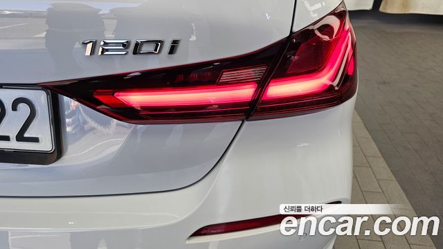 BMW 1-Series 2022 — photo 9