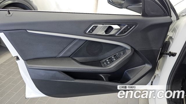 BMW 1-Series 2022 — photo 14