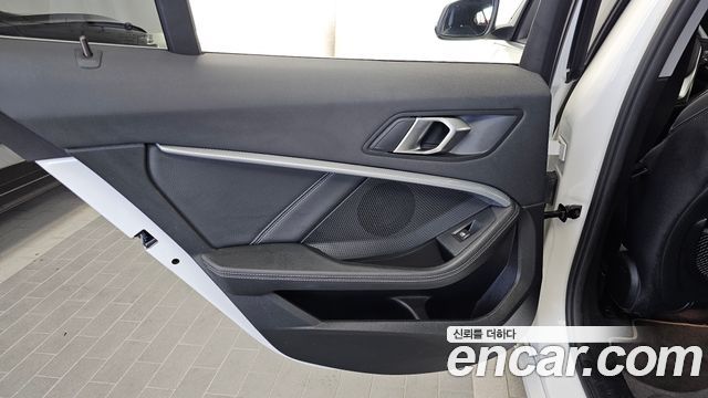 BMW 1-Series 2022 — photo 15
