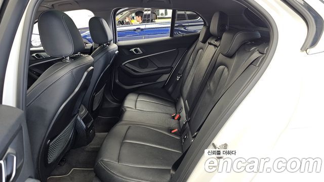 BMW 1-Series 2022 — photo 16