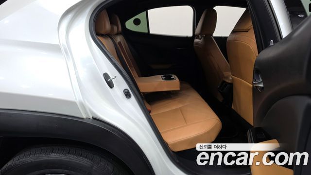 Lexus UX 2024 — photo 17