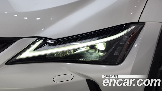 Lexus UX 2024 — photo 8