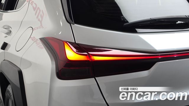 Lexus UX 2024 — photo 9