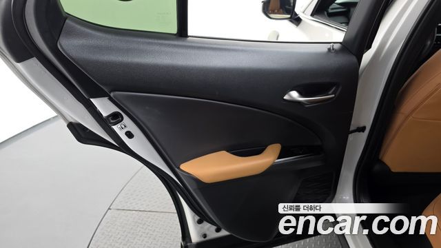 Lexus UX 2024 — photo 15