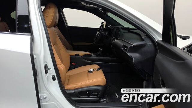 Lexus UX 2024 — photo 16
