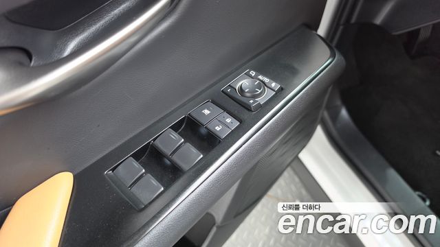 Lexus UX 2024 — photo 27