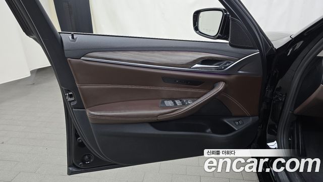 BMW 5-Series 2020 — photo 14