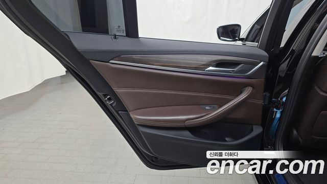 BMW 5-Series 2020 — photo 15