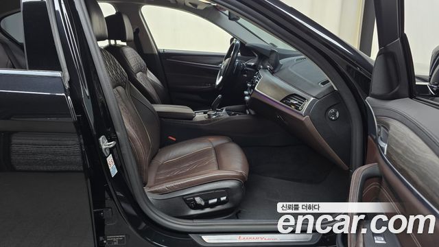 BMW 5-Series 2020 — photo 16