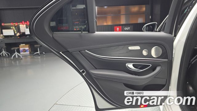 Mercedes-Benz E-Class 2022 — photo 15