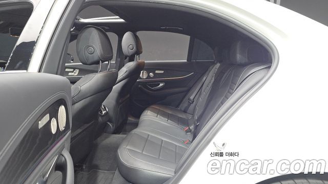 Mercedes-Benz E-Class 2022 — photo 16