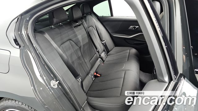 BMW 3-Series 2025 — photo 17