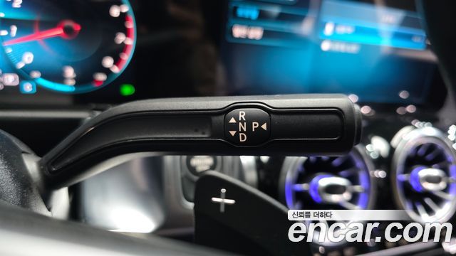 Mercedes-Benz GLB-Class 2021 — photo 12