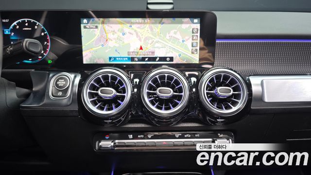 Mercedes-Benz GLB-Class 2021 — photo 19