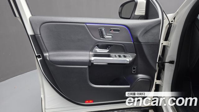 Mercedes-Benz GLB-Class 2021 — photo 14