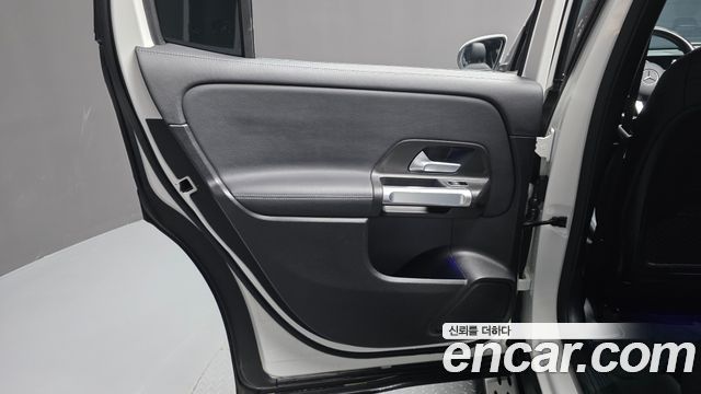 Mercedes-Benz GLB-Class 2021 — photo 15