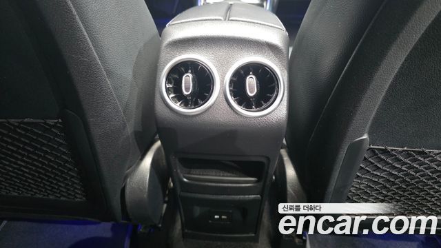Mercedes-Benz GLB-Class 2021 — photo 30