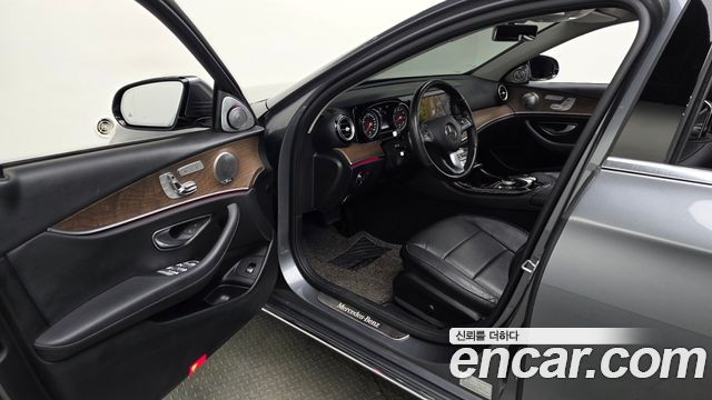 Mercedes-Benz E-Class 2018 — photo 13