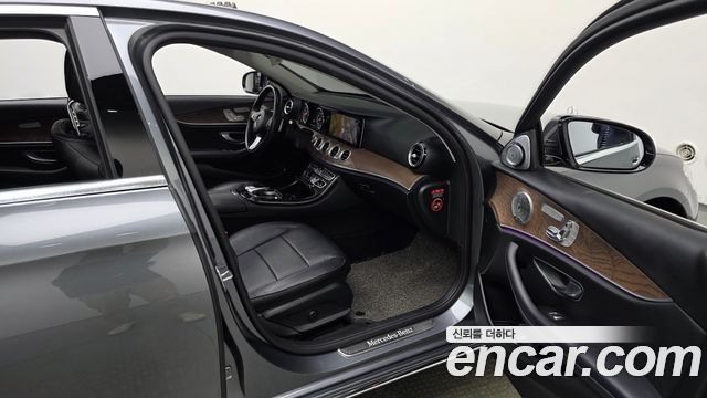 Mercedes-Benz E-Class 2018 — photo 17