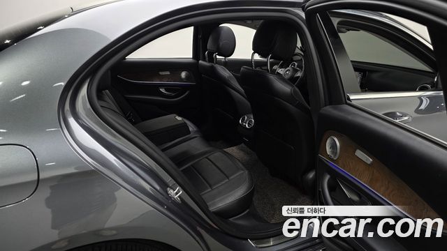 Mercedes-Benz E-Class 2018 — photo 18