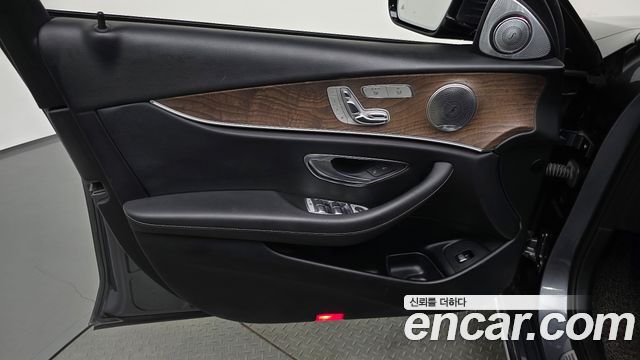 Mercedes-Benz E-Class 2018 — photo 14