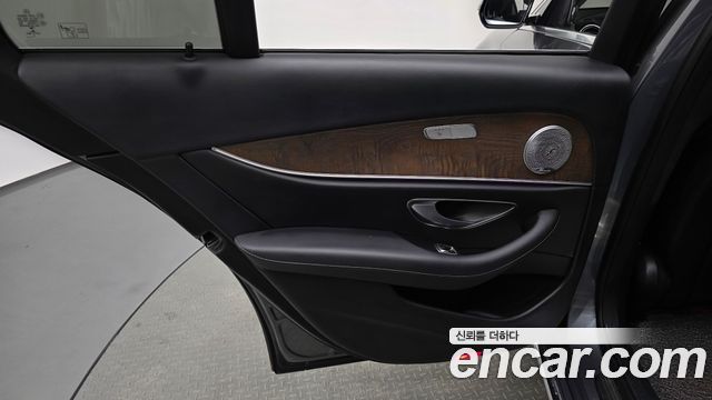 Mercedes-Benz E-Class 2018 — photo 15