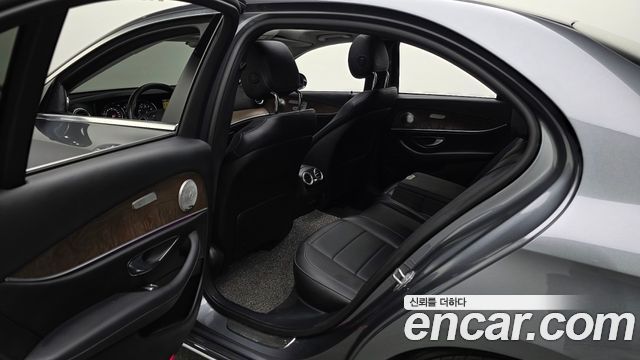Mercedes-Benz E-Class 2018 — photo 16