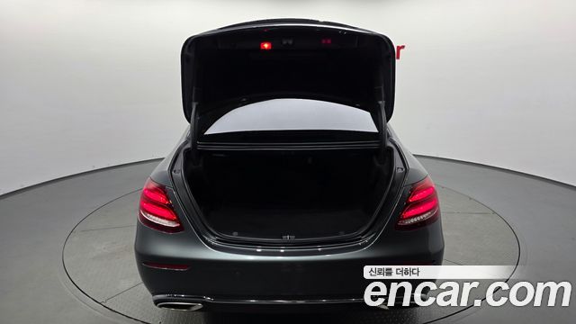 Mercedes-Benz E-Class 2018 — photo 35