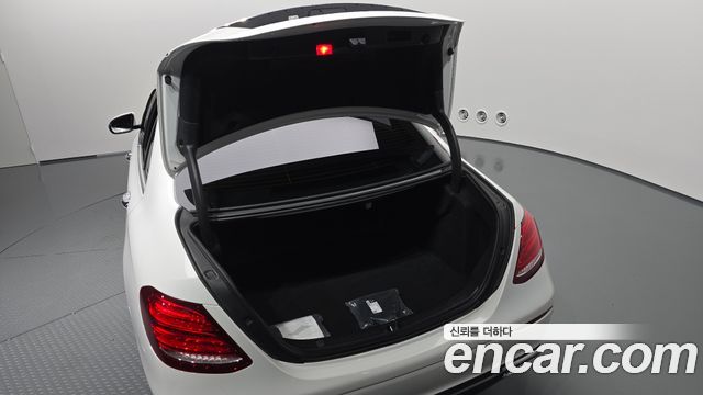 Mercedes-Benz E-Class 2019 — photo 26