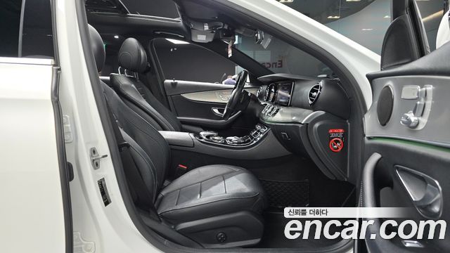 Mercedes-Benz E-Class 2019 — photo 16