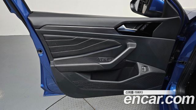 Volkswagen Jetta 2023 — photo 14
