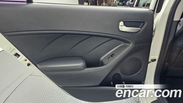 Kia K3 2014 — photo 15