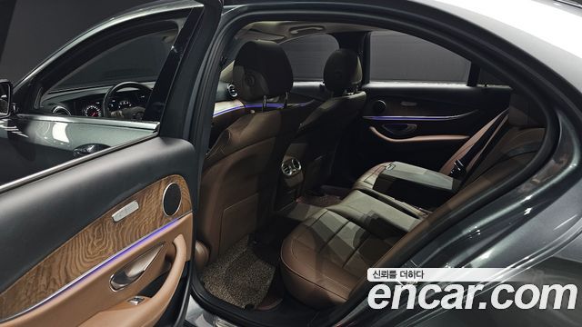 Mercedes-Benz E-Class 2018 — photo 18