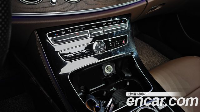 Mercedes-Benz E-Class 2018 — photo 24