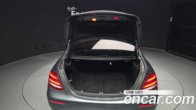 Mercedes-Benz E-Class 2018 — photo 26