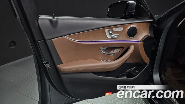 Mercedes-Benz E-Class 2018 — photo 14