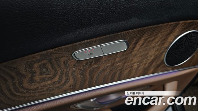 Mercedes-Benz E-Class 2018 — photo 31