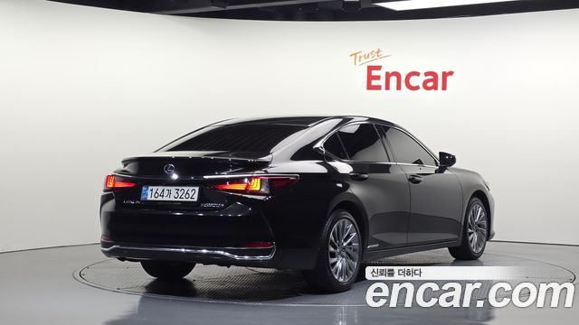 Lexus ES 2021 — photo 2