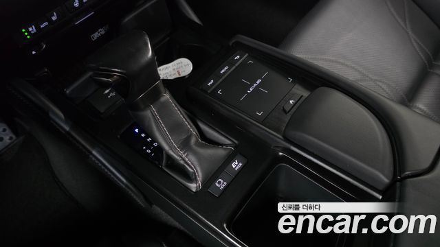 Lexus ES 2021 — photo 9