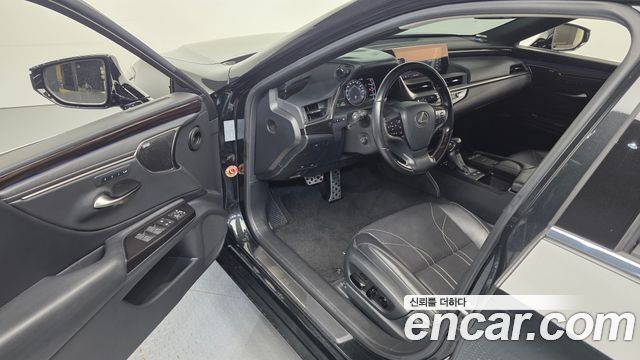 Lexus ES 2021 — photo 10