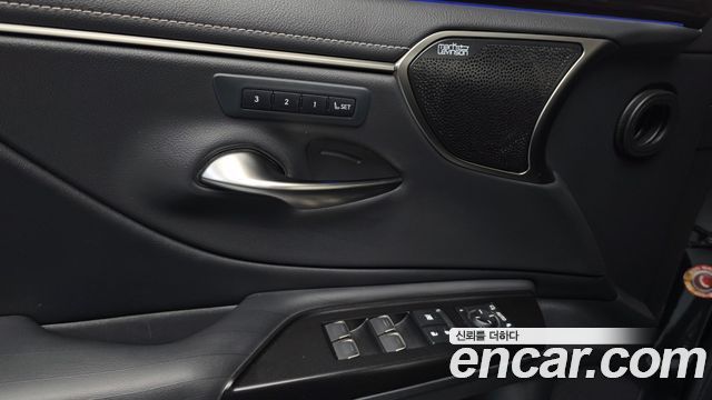 Lexus ES 2021 — photo 12