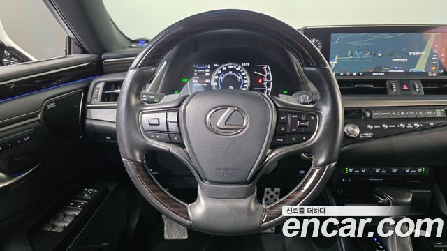 Lexus ES 2021 — photo 14