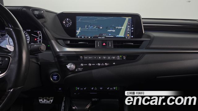 Lexus ES 2021 — photo 15