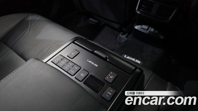 Lexus ES 2021 — photo 19