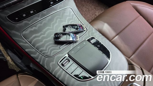 Mercedes-Benz E-Class 2022 — photo 14