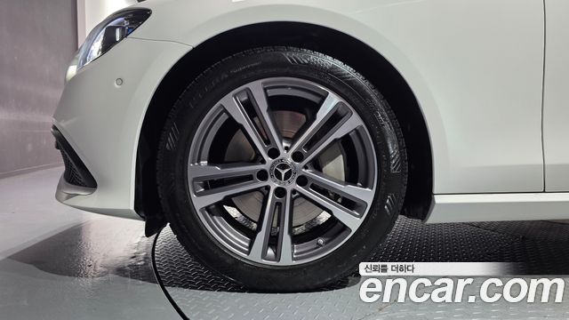 Mercedes-Benz E-Class 2022 — photo 19