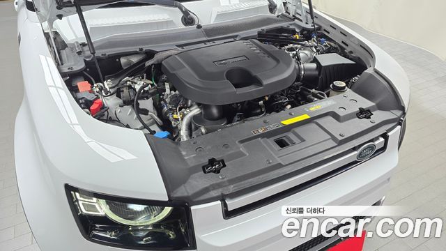 Land Rover Defender 2023 — photo 6