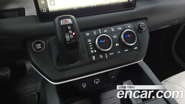 Land Rover Defender 2023 — photo 12