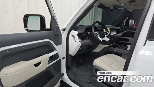 Land Rover Defender 2023 — photo 13